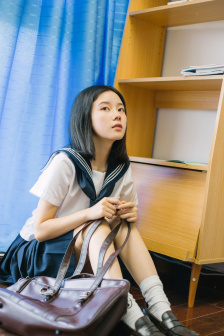 夏天女生校服太薄能看到馒头